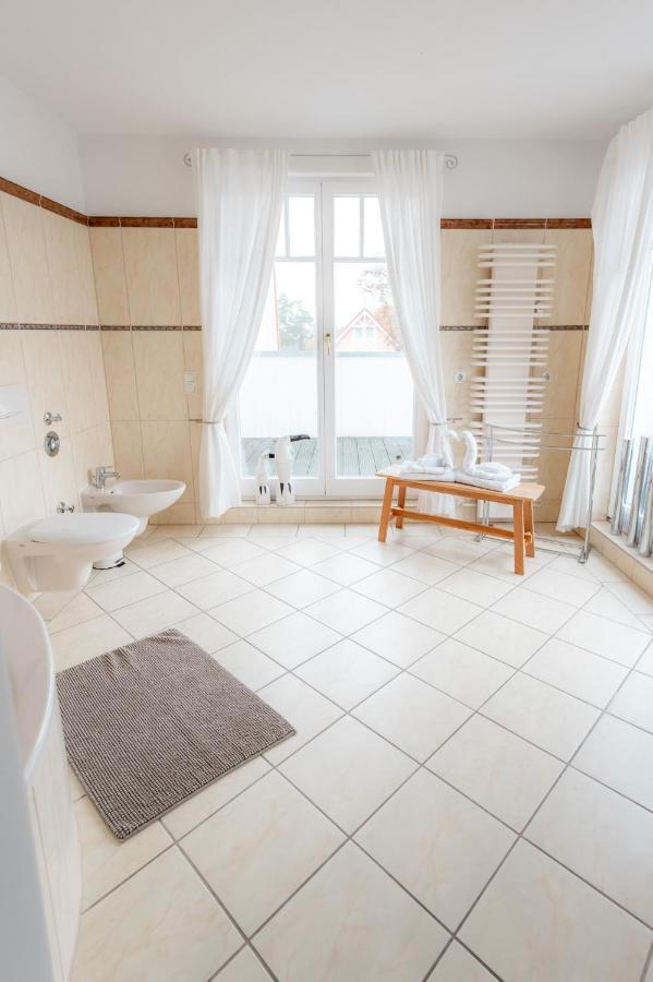 Villa Duene Mit Grosser Sonnenterrasse, Kamin, Wlan Und Tiefgarage Fuer 2-4 Personen Kuehlungsborn Exterior foto